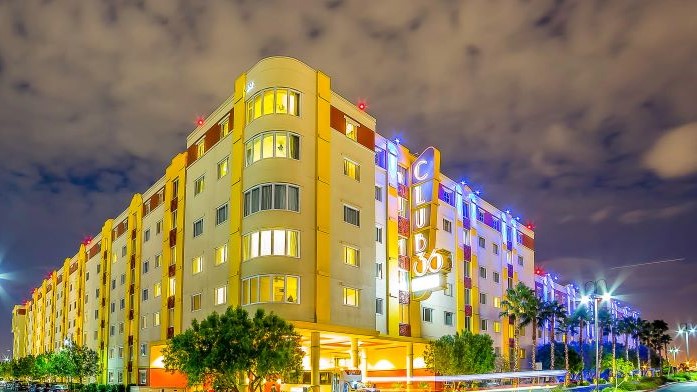 Bluegreen Club 36 exterior at night