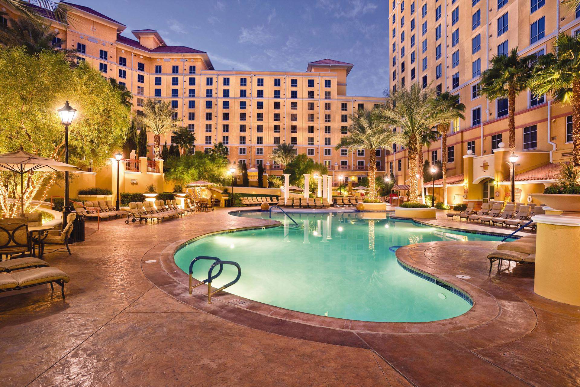 Club Wyndham Grand Desert pool courtyard at dusk