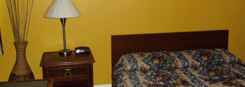 Desert Hills Motel official Standard Queen guest room