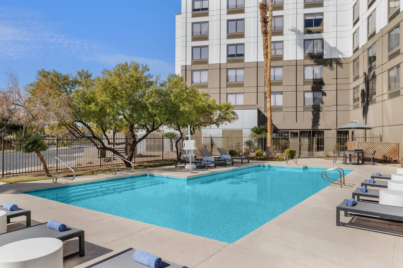 DoubleTree by Hilton Las Vegas Airport outdoor pool