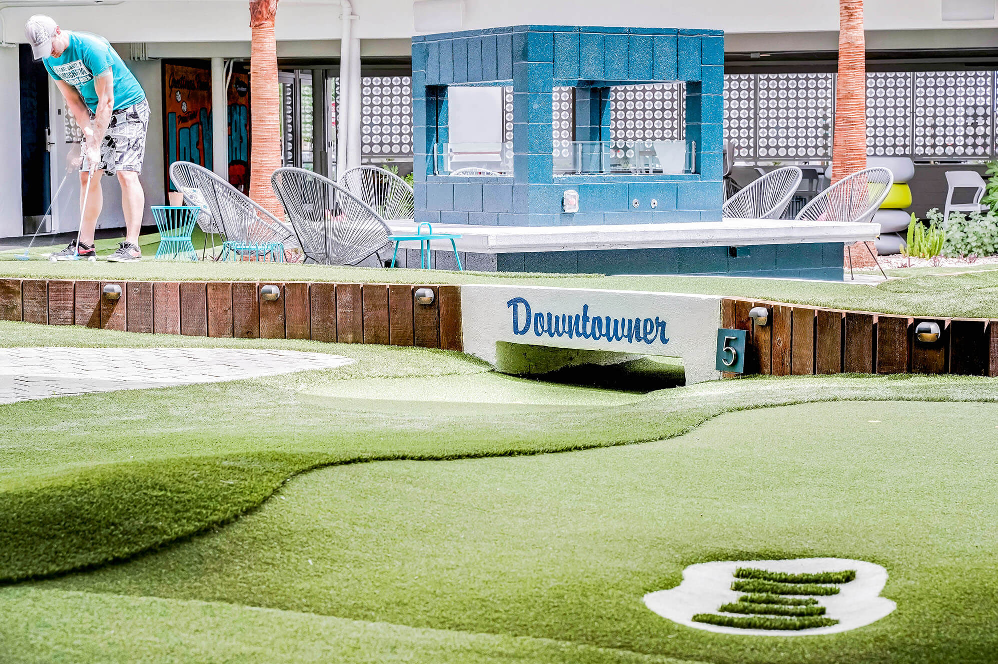 Downtowner Boutique Hotel courtyard putting course