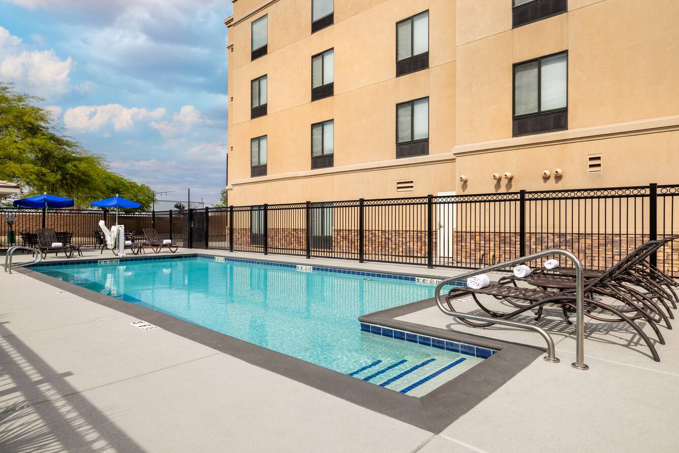 Hampton Inn Las Vegas North Speedway outdoor swimming pool
