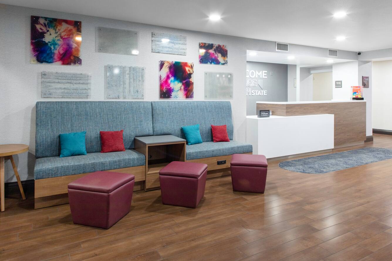 Hampton Inn Las Vegas/Summerlin lobby and front desk