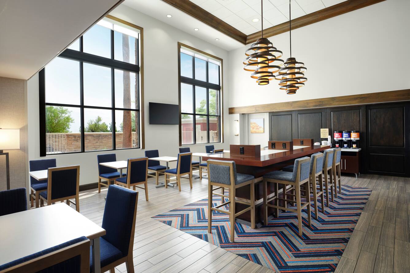 Hampton Inn & Suites Las Vegas Red Rock/Summerlin community dining area