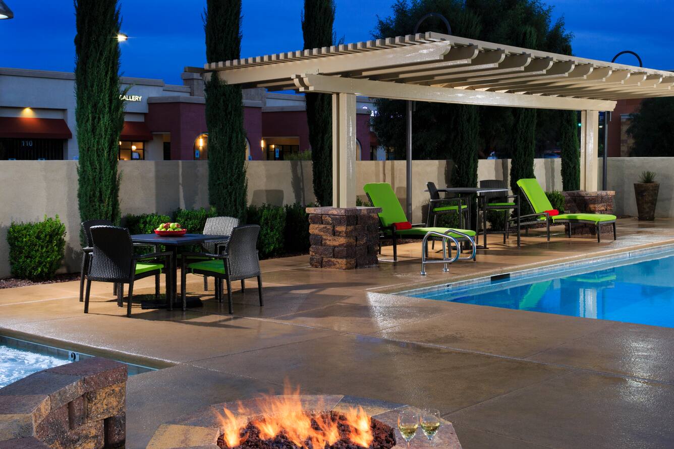Hampton Inn & Suites Las Vegas South firepit and pool area