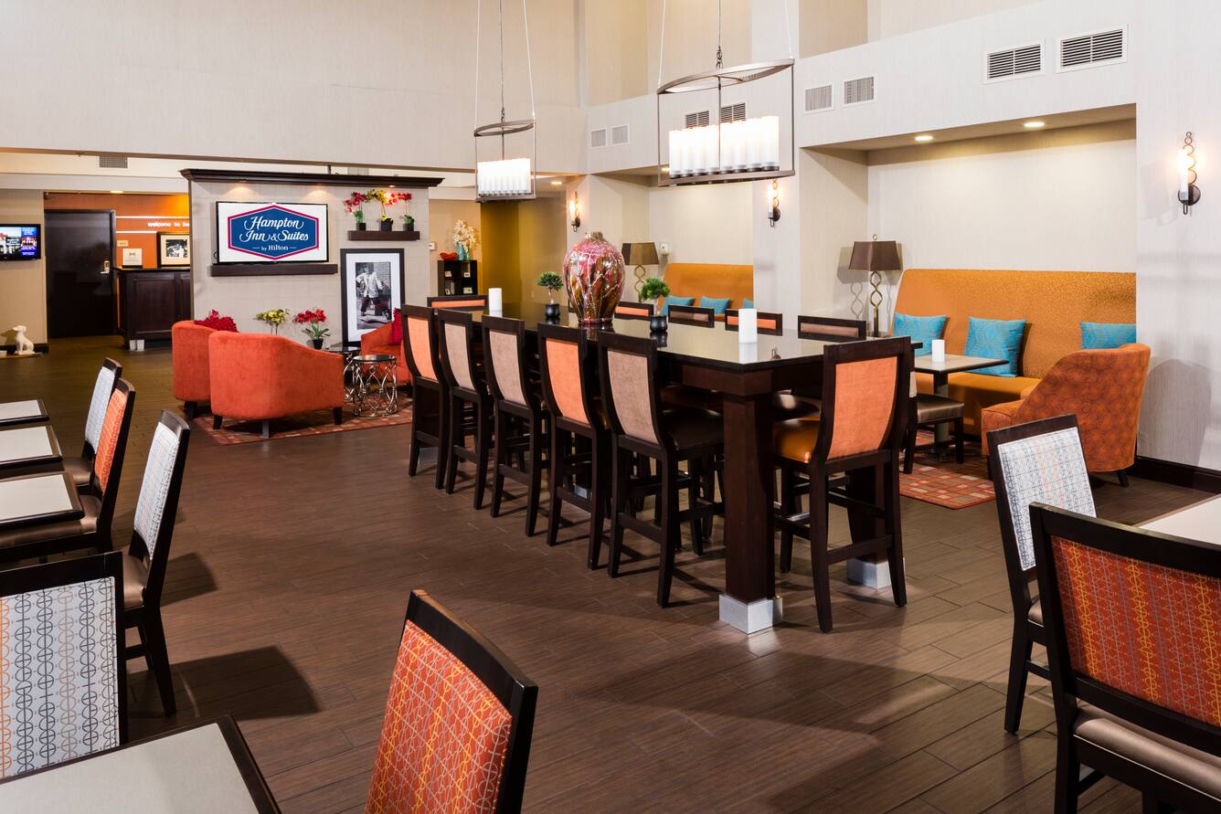 Hampton Inn & Suites Las Vegas South dining seating area