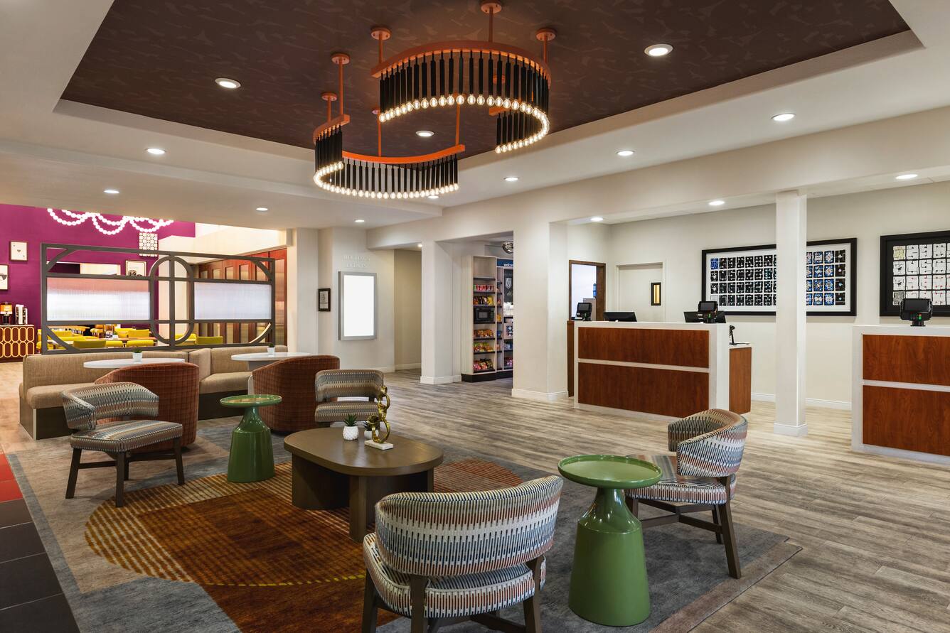 Hampton Inn Tropicana lobby and front desk