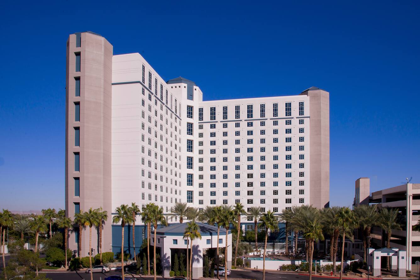 Hilton Grand Vacations Club on Paradise hotel exterior