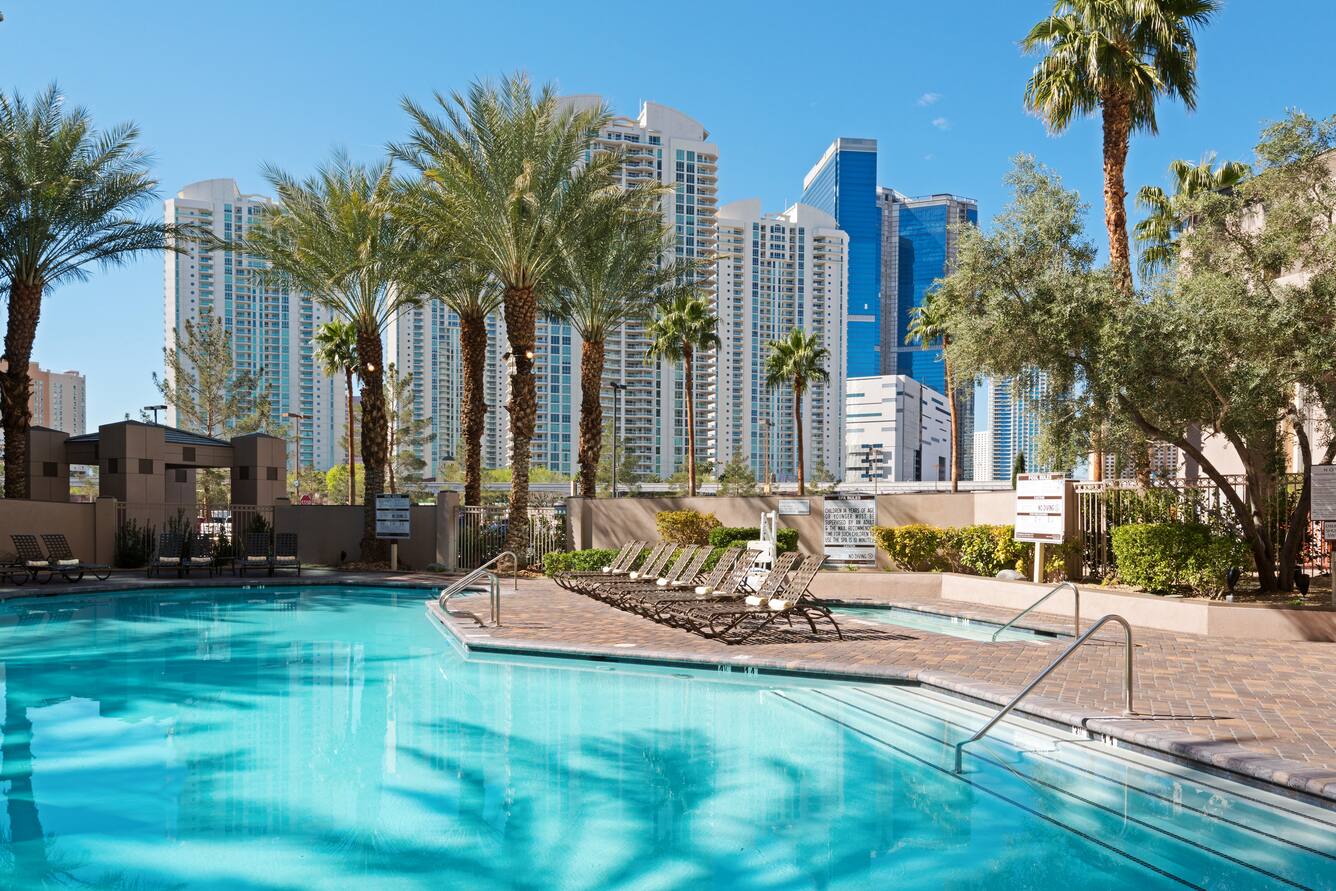 Hilton Grand Vacations Club on Paradise outdoor swimming pool