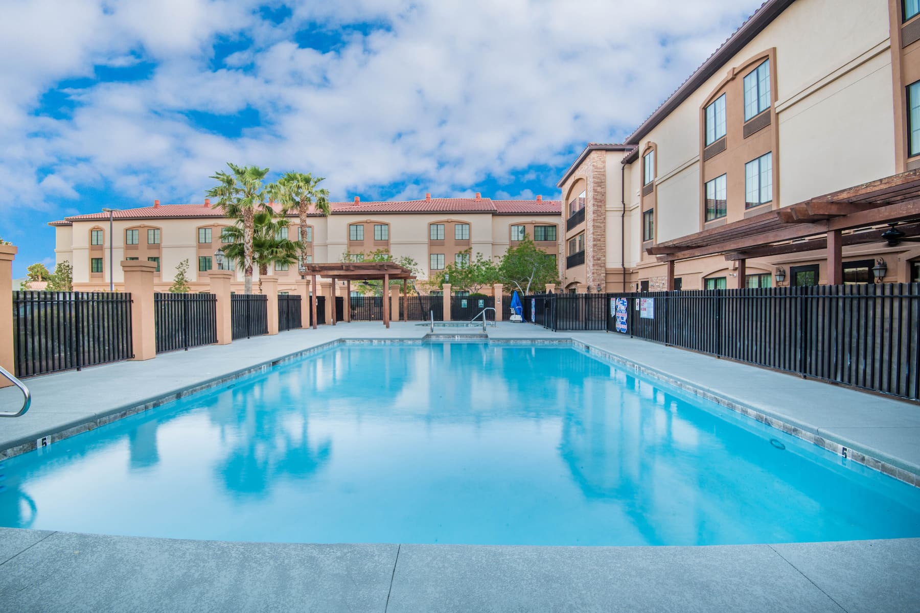 La Quinta Inn & Suites by Wyndham Las Vegas Airport South outdoor pool