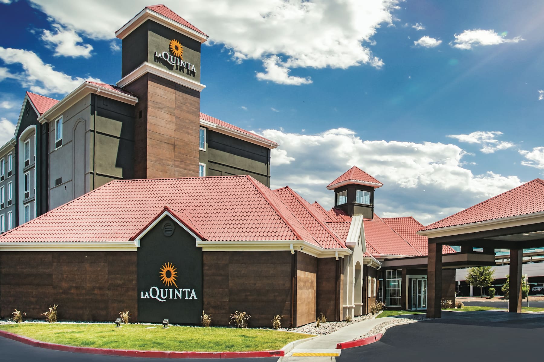 La Quinta Inn & Suites by Wyndham Las Vegas Summerlin Tech hotel exterior