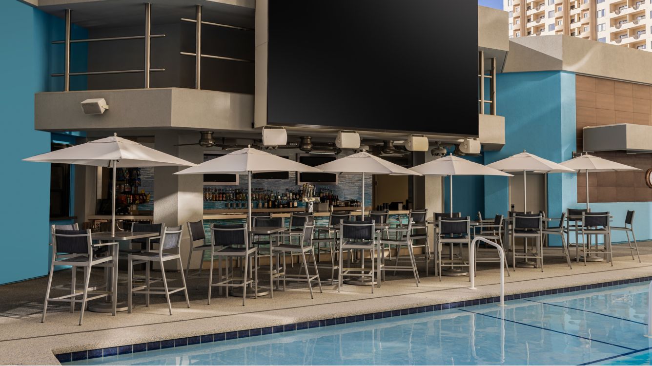 Piscine, bar, table, chaises, jumbotron - Marriott's Grand Chateau Restauration Bar et restaurant-grill de la piscine au 5e étage