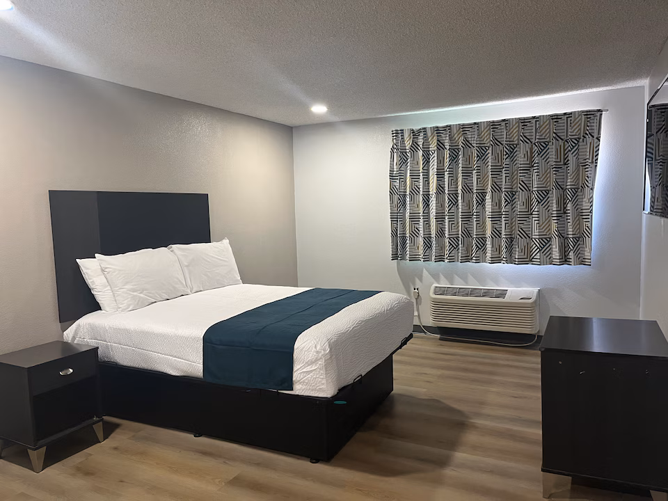 Motel 6 Fremont Street queen guest room