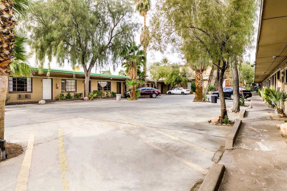 OYO Hotel Las Vegas Oasis property courtyard