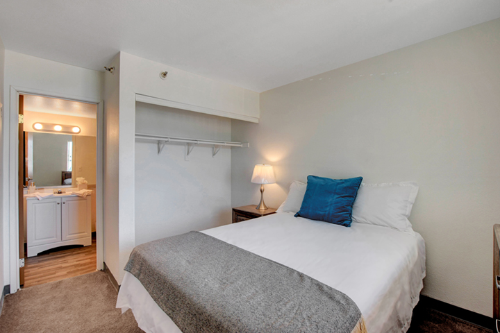 Siegel Suites Boulder II furnished bedroom