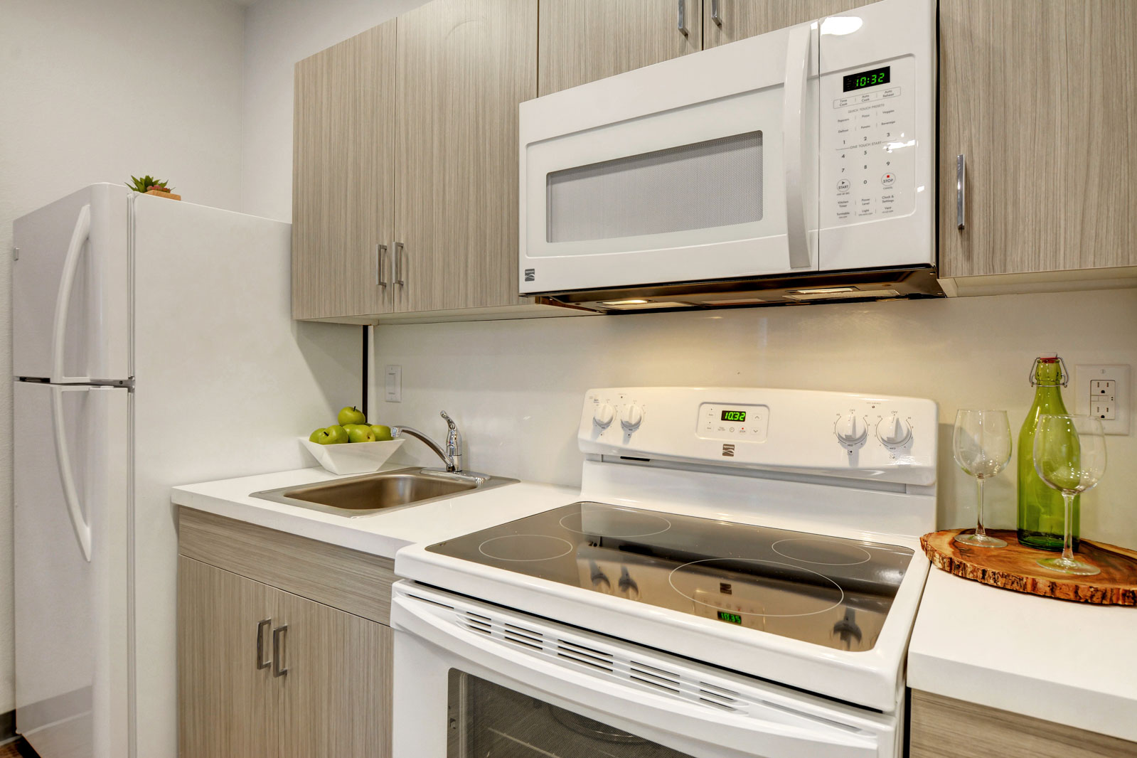 Siegel Suites Swenson II furnished suite