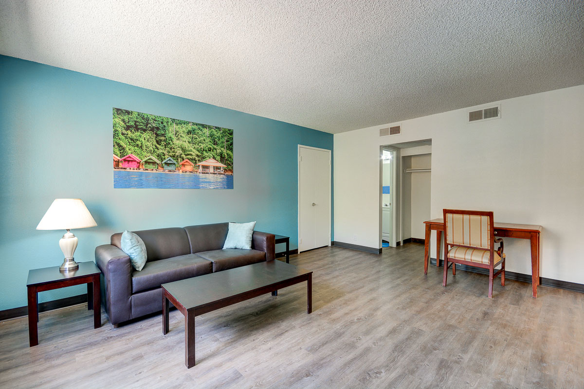Siegel Suites Twain IV furnished suite